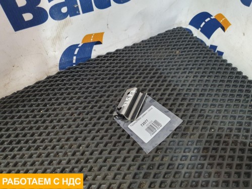 Кронштейн рамки люка