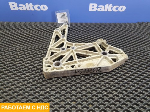 Кронштейн переднего бампера правый